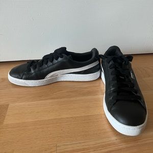 Puma black basket sneakers size 9 mens